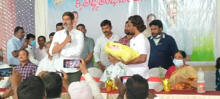 Jagapathibabu congratulates Charitha's family on organ donation