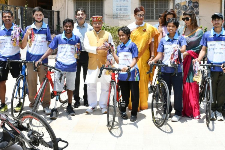 Hon'ble Governor of Telangana Shri Shiv Pratap Shukla felicitates Para-Athletes at the 14th Presentation & Felicitation Ceremony of Aditya Mehta Foundation